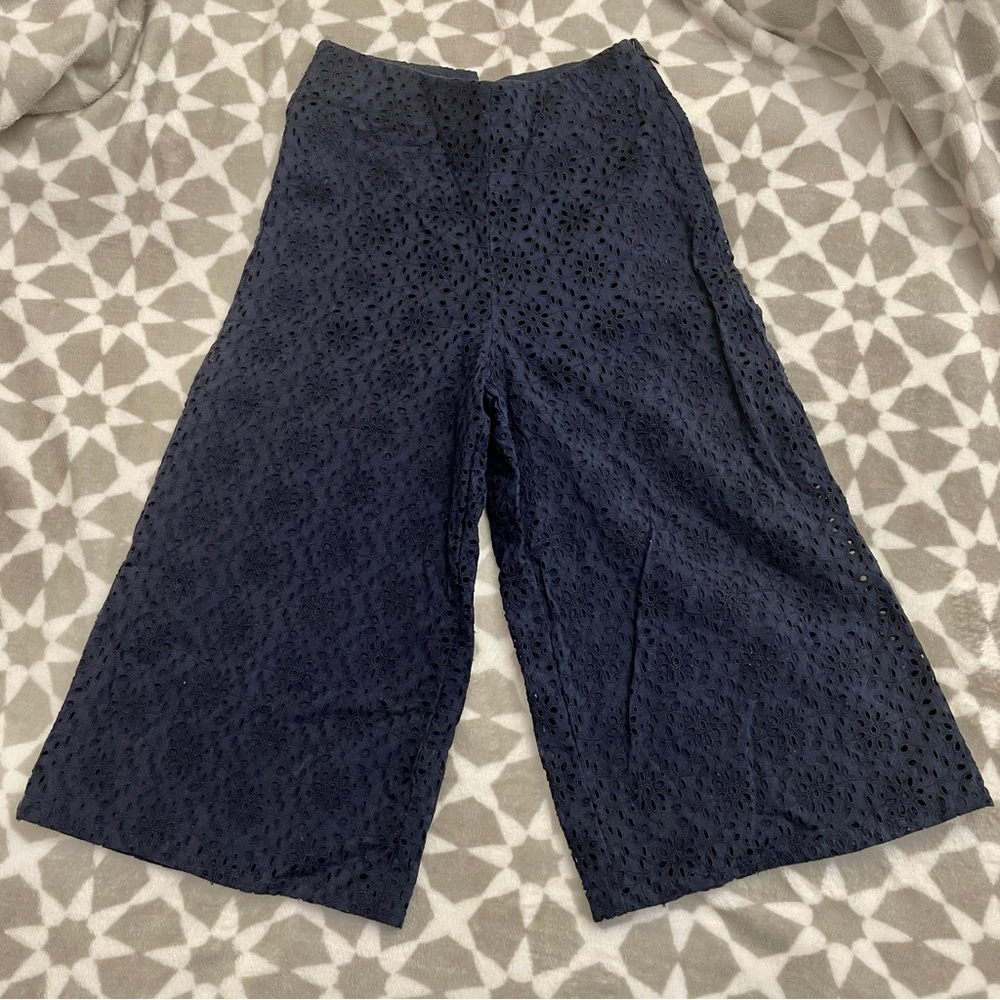 🌸 5 for $25 // Zara Navy Eyelet Culottes S